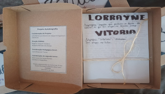 Estudantes escrevem suas histórias em projeto pedagógico