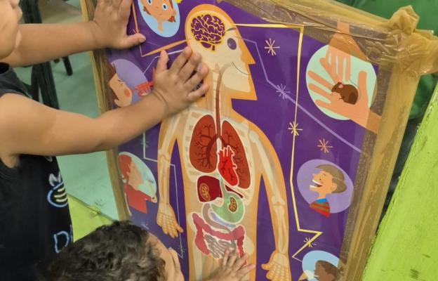 Crianças de 3 anos escrevem jornal sobre o corpo humano