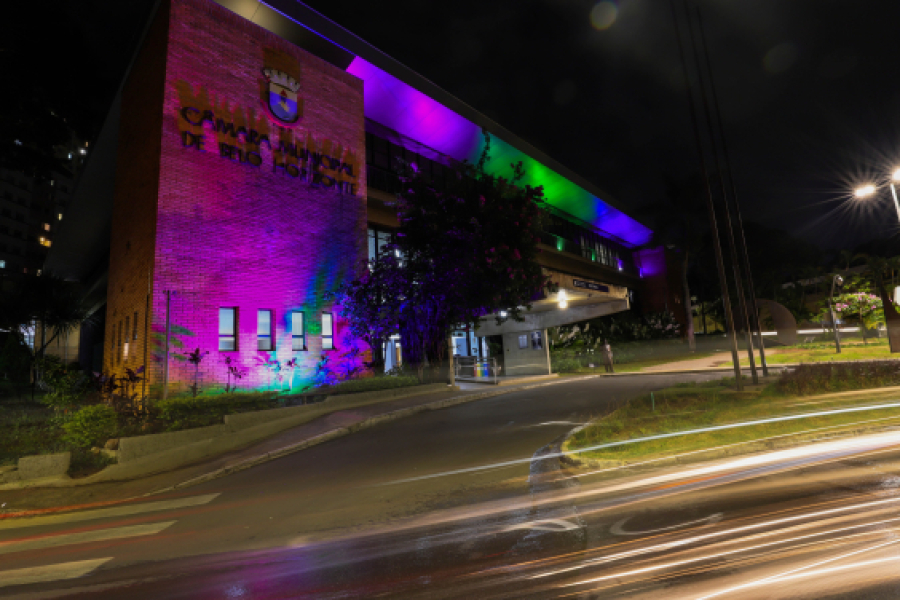 Luzes coloridas na fachada da Câmara chamam atenção para doenças raras