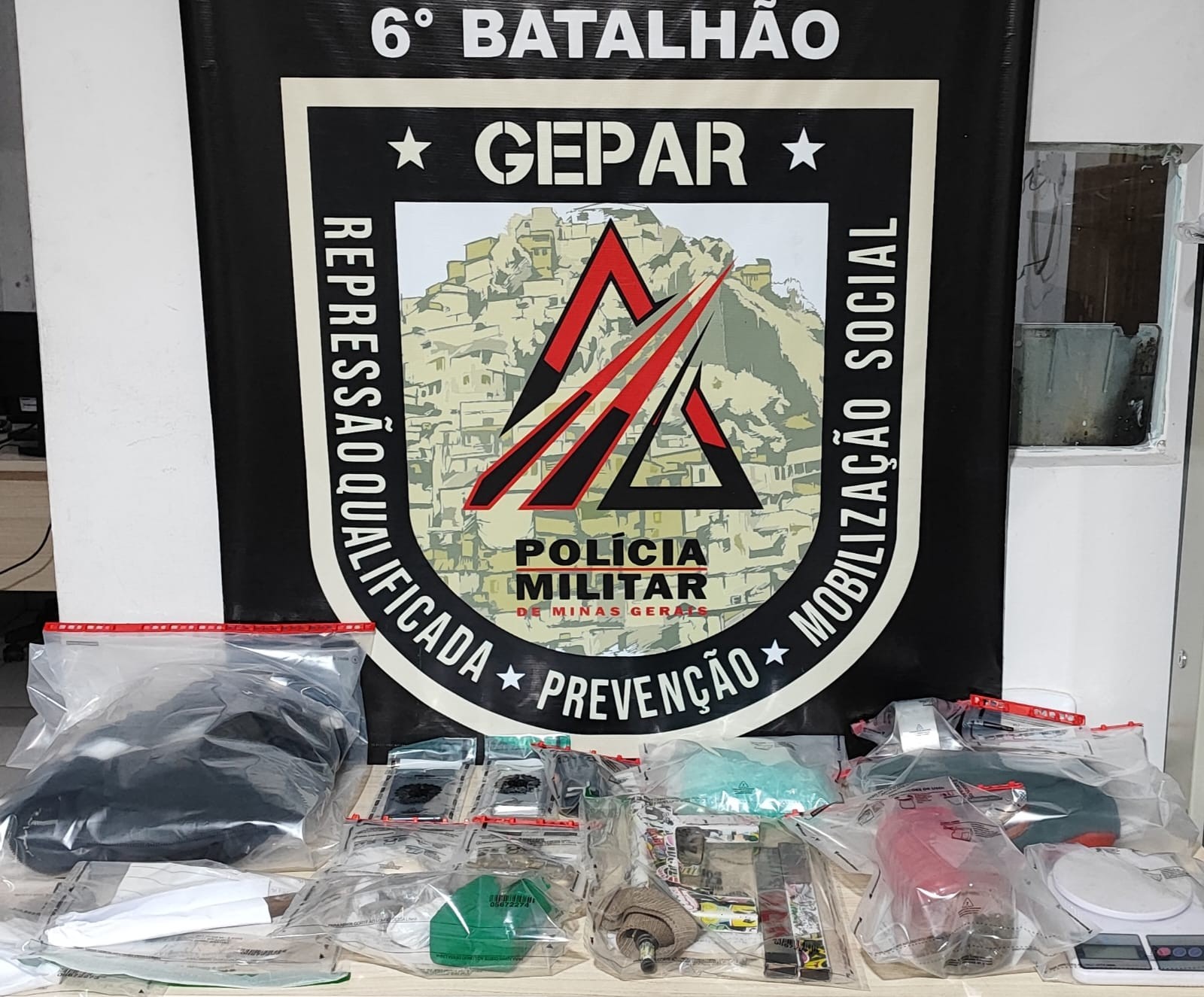 Homem é preso suspeito de entregar drogas enquanto trabalhava como entregador de lanches em Governador Valadares