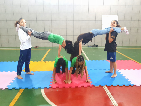 Estudantes realizam atividades de ginástica em projeto