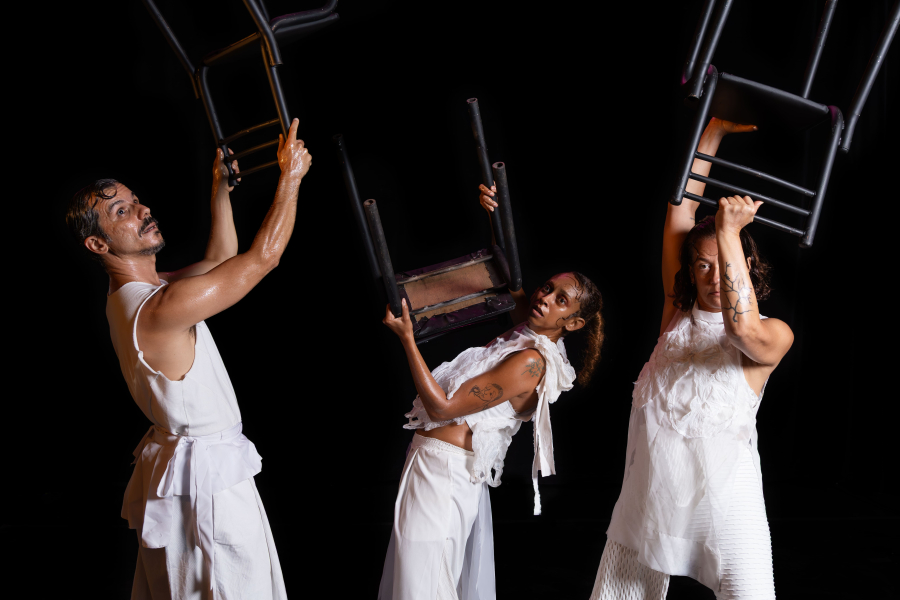 Grupo Armatrux celebra 35 anos  com estreia do espetáculo “Mordida Exploratória”, no CCBB BH