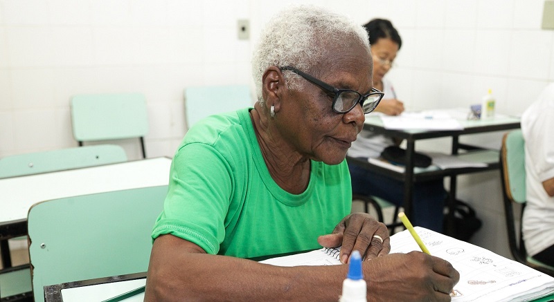 Educação de Jovens e Adultos leva à sala de aula 230 alunos acima de 80 anos em BH