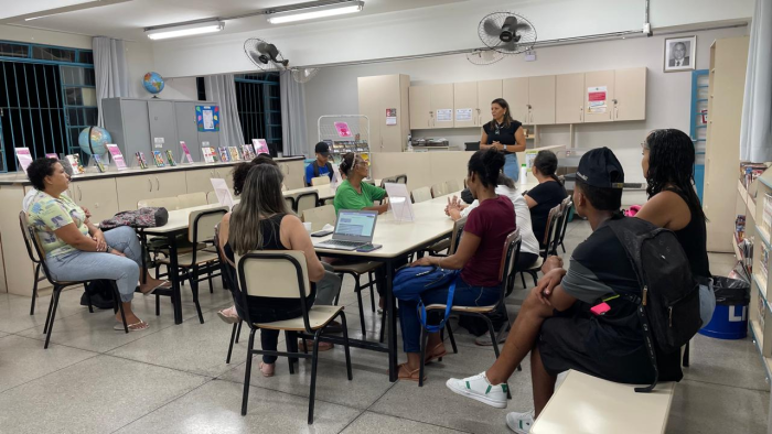 Biblioteca escolar promove reflexão com alunos da EJA