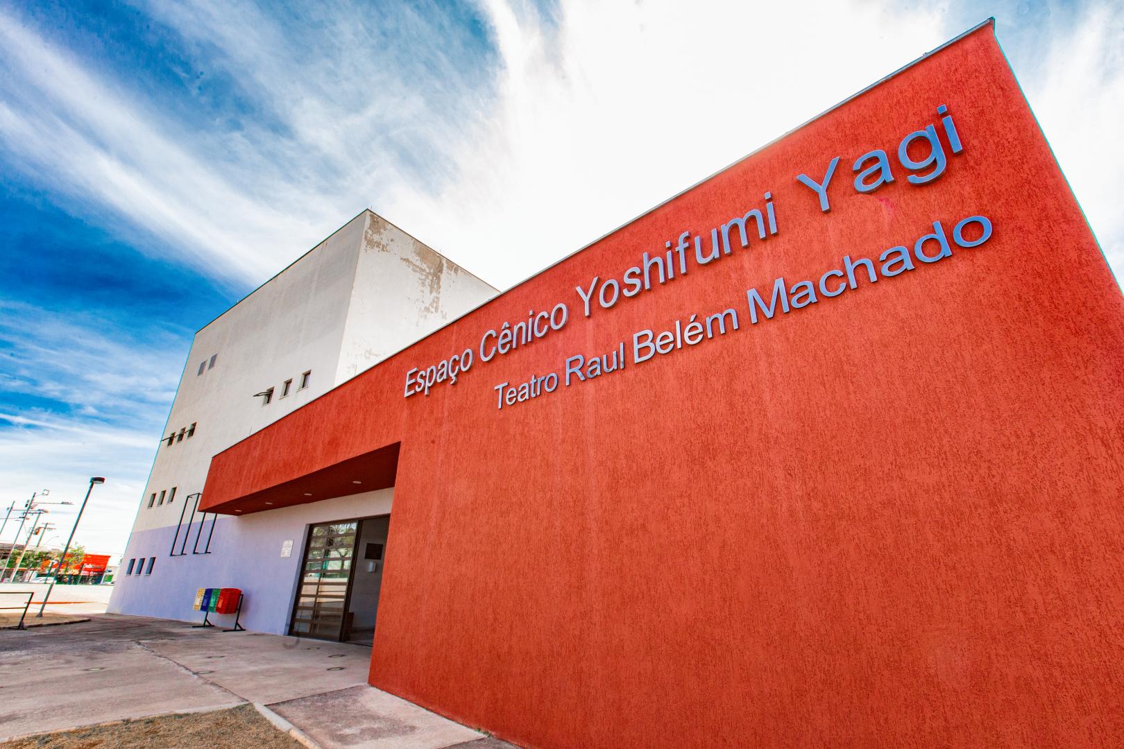 Oficina gratuita investiga corpo e movimento no Teatro Raul Belém Machado