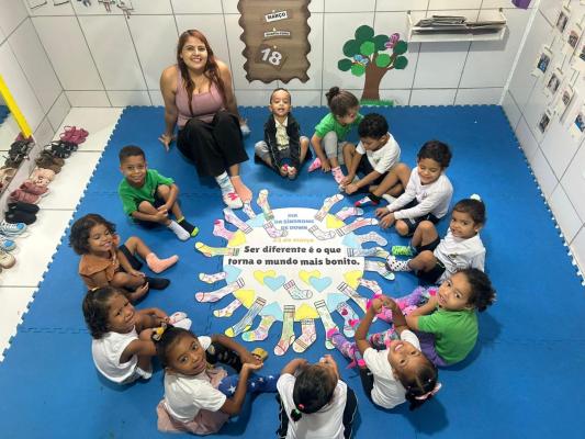Crianças de 3 anos aprendem sobre diferenças e respeito