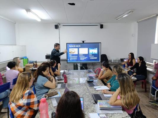 Escola municipal oferece formação em IA aos professores