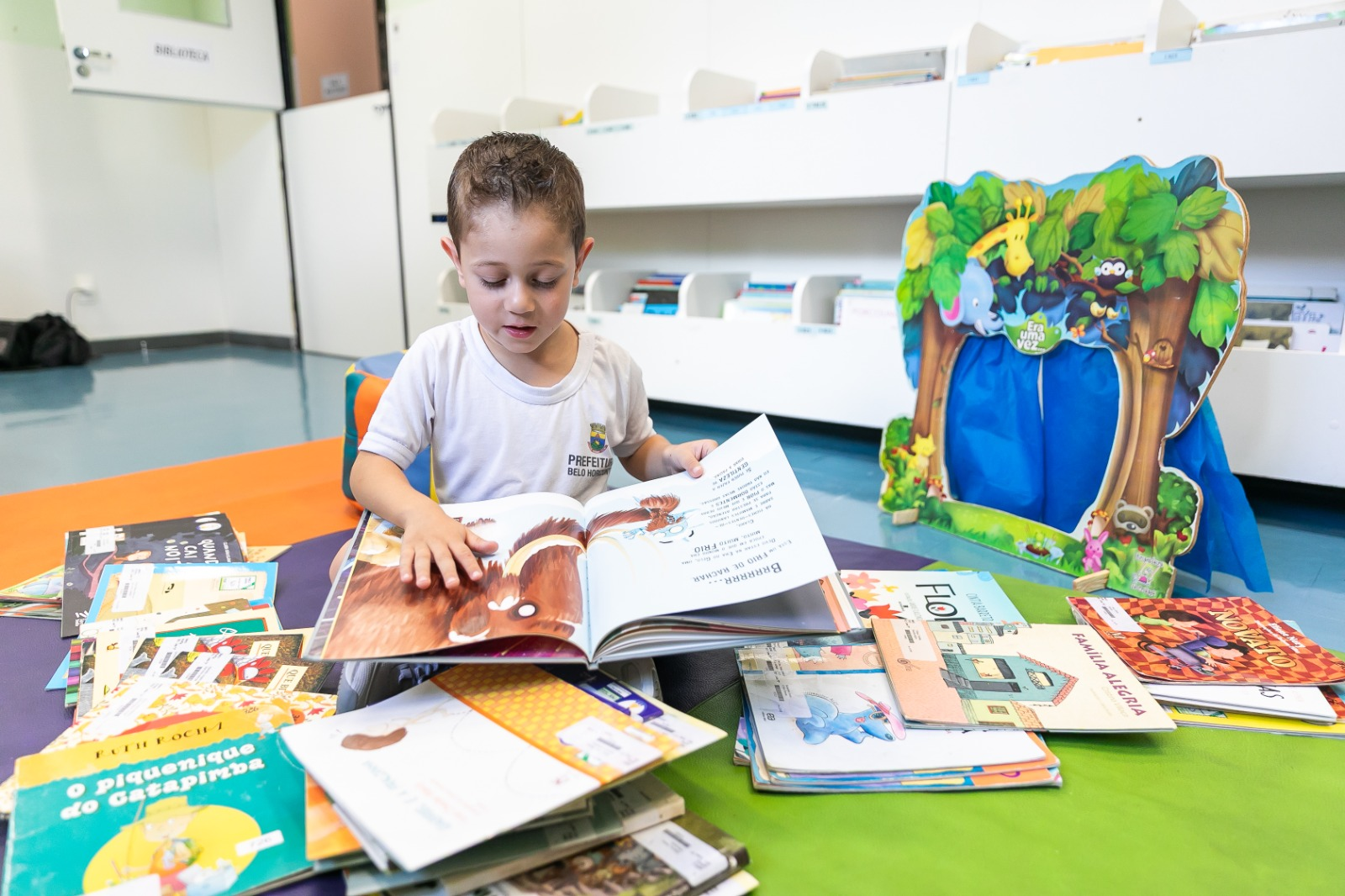 Estudante da rede municipal que mais retirou livros em 2025 tem apenas quatro anos